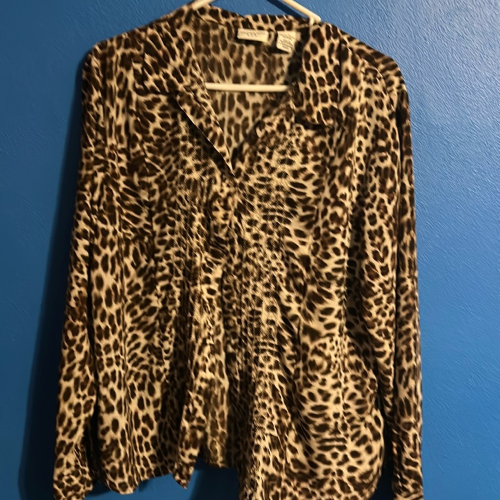 NWOT Covington leopard long sleeve full button up top perfect condition